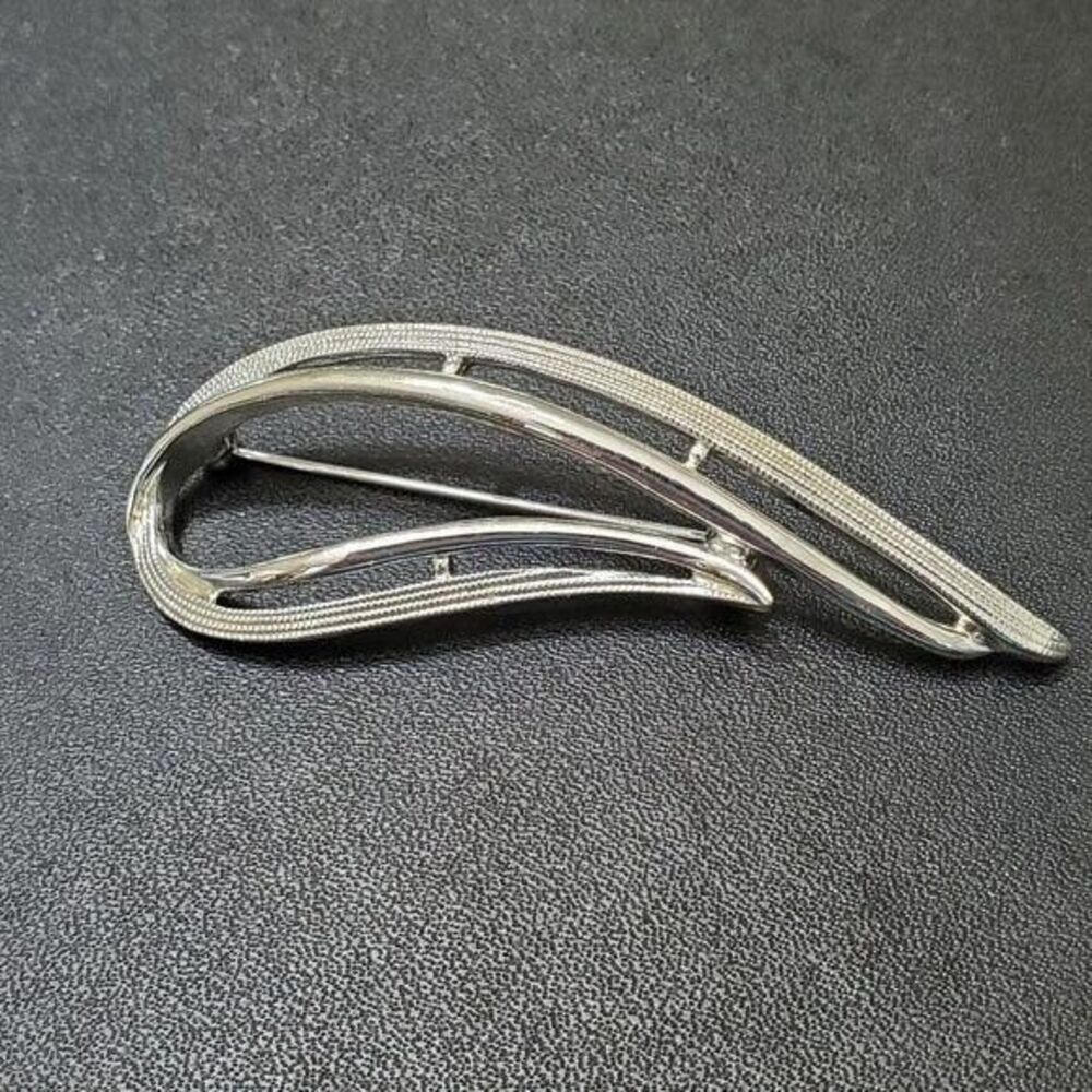 Sarah Coventry silver tone brooch swoop swish